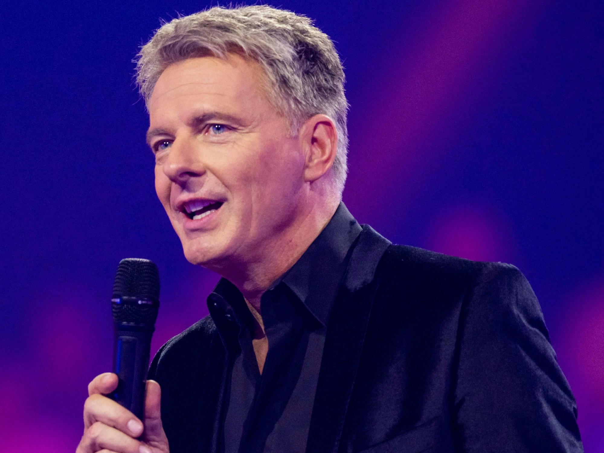 Moderator Jörg Pilawa steht während einer TV-Aufzeichnung von „Die Silvester Show mit Jörg Pilawa" auf der Bühne.
