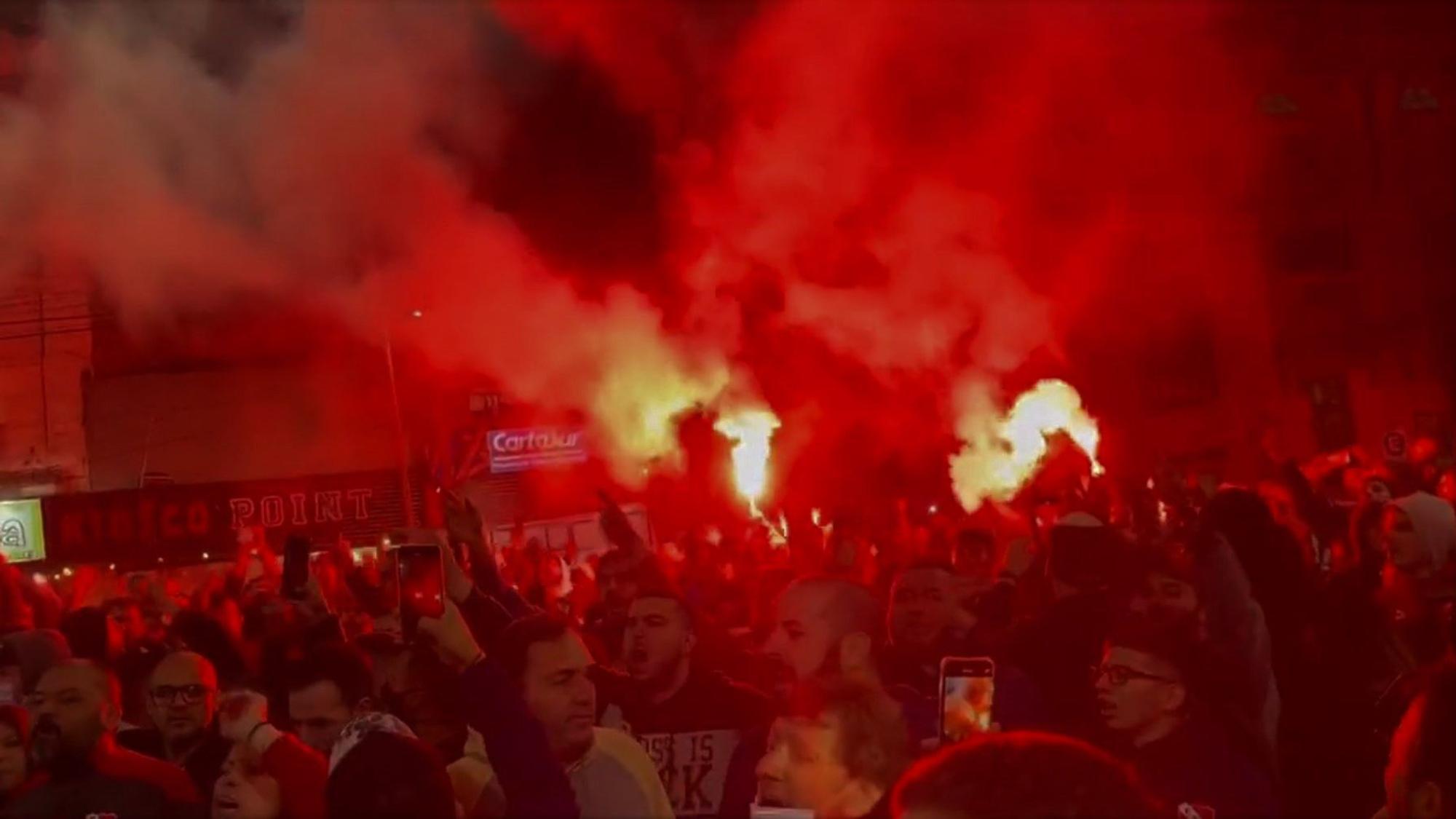 Fans des Erstligisten CA Independiente Avellaneda protestieren gegen ihre Vereinsführung. Später mündete der Protest in gewalttätige Auseinandersetzungen mit der Polizei.