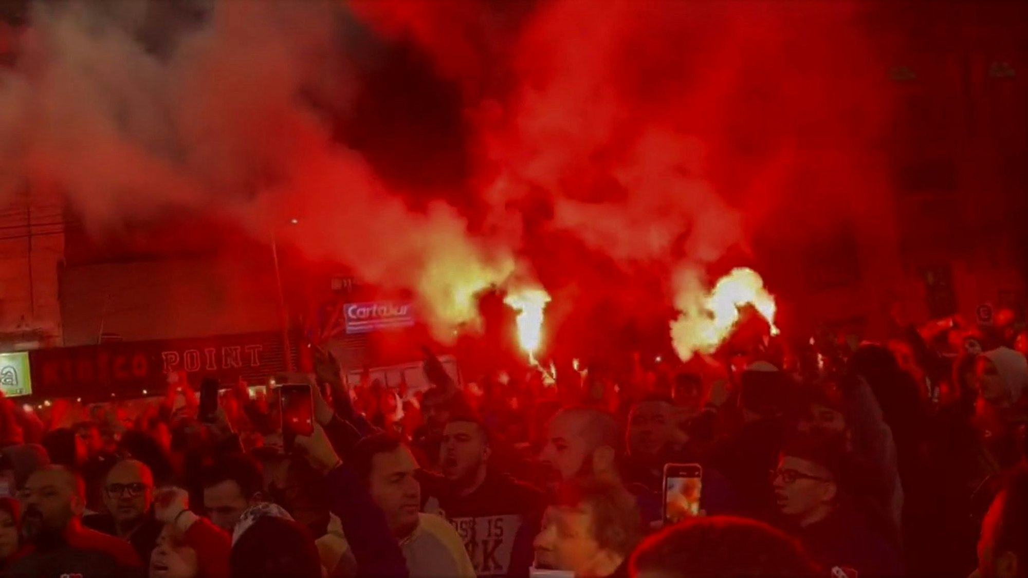 Fans des Erstligisten CA Independiente Avellaneda protestieren gegen ihre Vereinsführung. Später mündete der Protest in gewalttätige Auseinandersetzungen mit der Polizei.