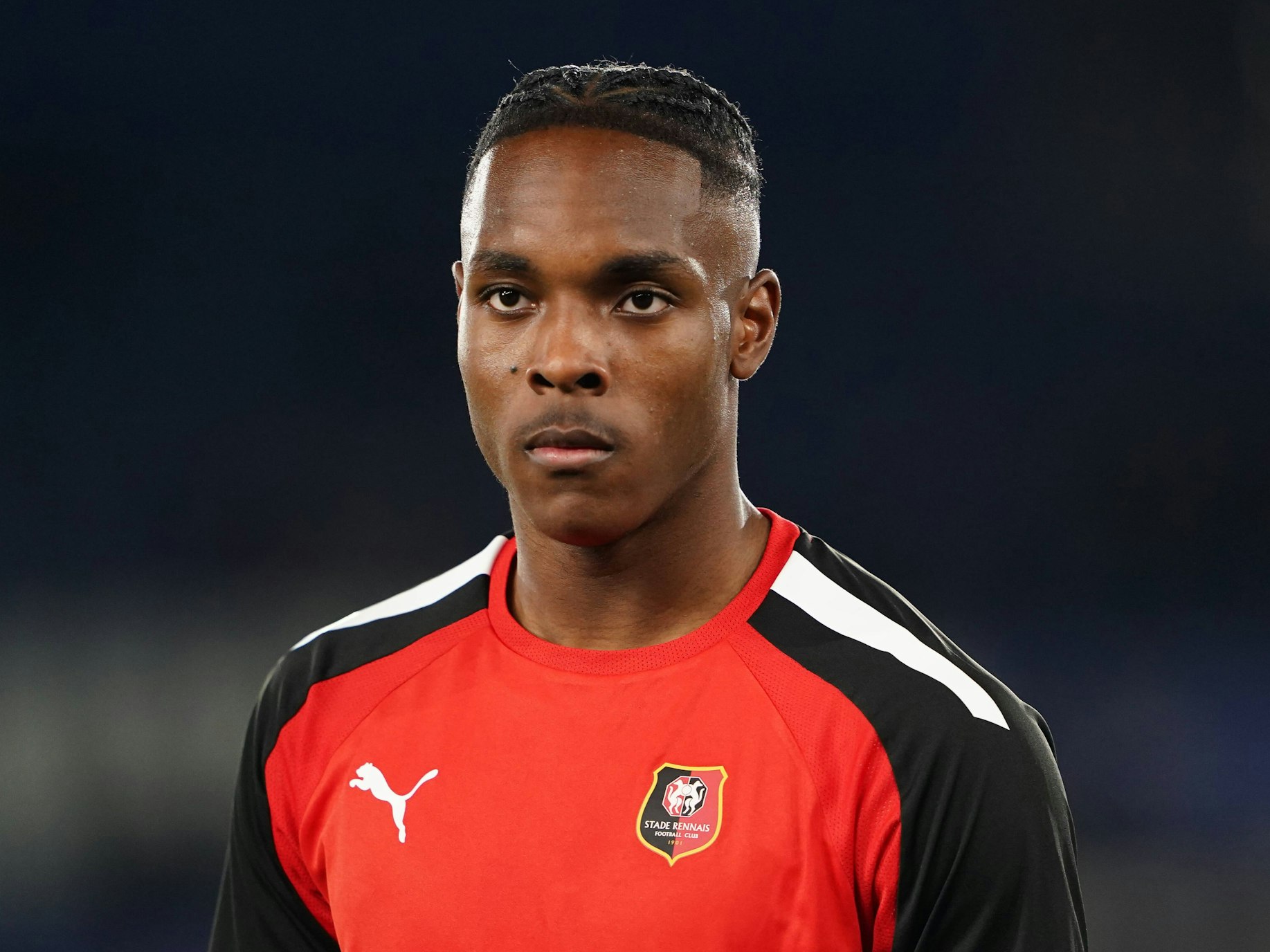 Mathys Tel steht bei einem Spiel von Stade Rennes auf dem Rasen.