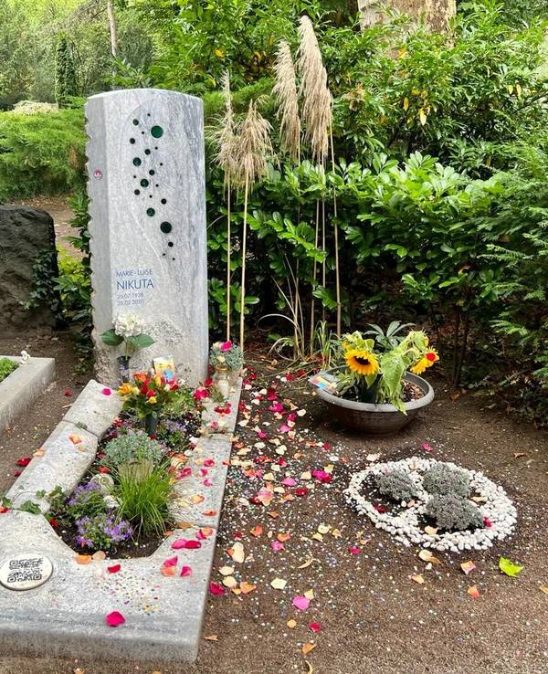 Das Grab von Marie-Luise Nikuta am 25. Juli 2022: Zu ihrem Geburtstag wurde es mit Rosenblättern und Konfetti bestreut.