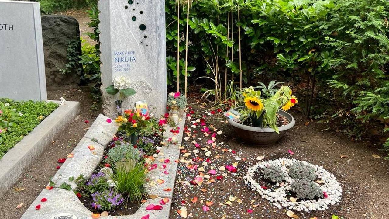 Das Grab von Marie-Luise Nikuta am 25. Juli 2022: Zu ihrem Geburtstag wurde es mit Rosenblättern und Konfetti bestreut.