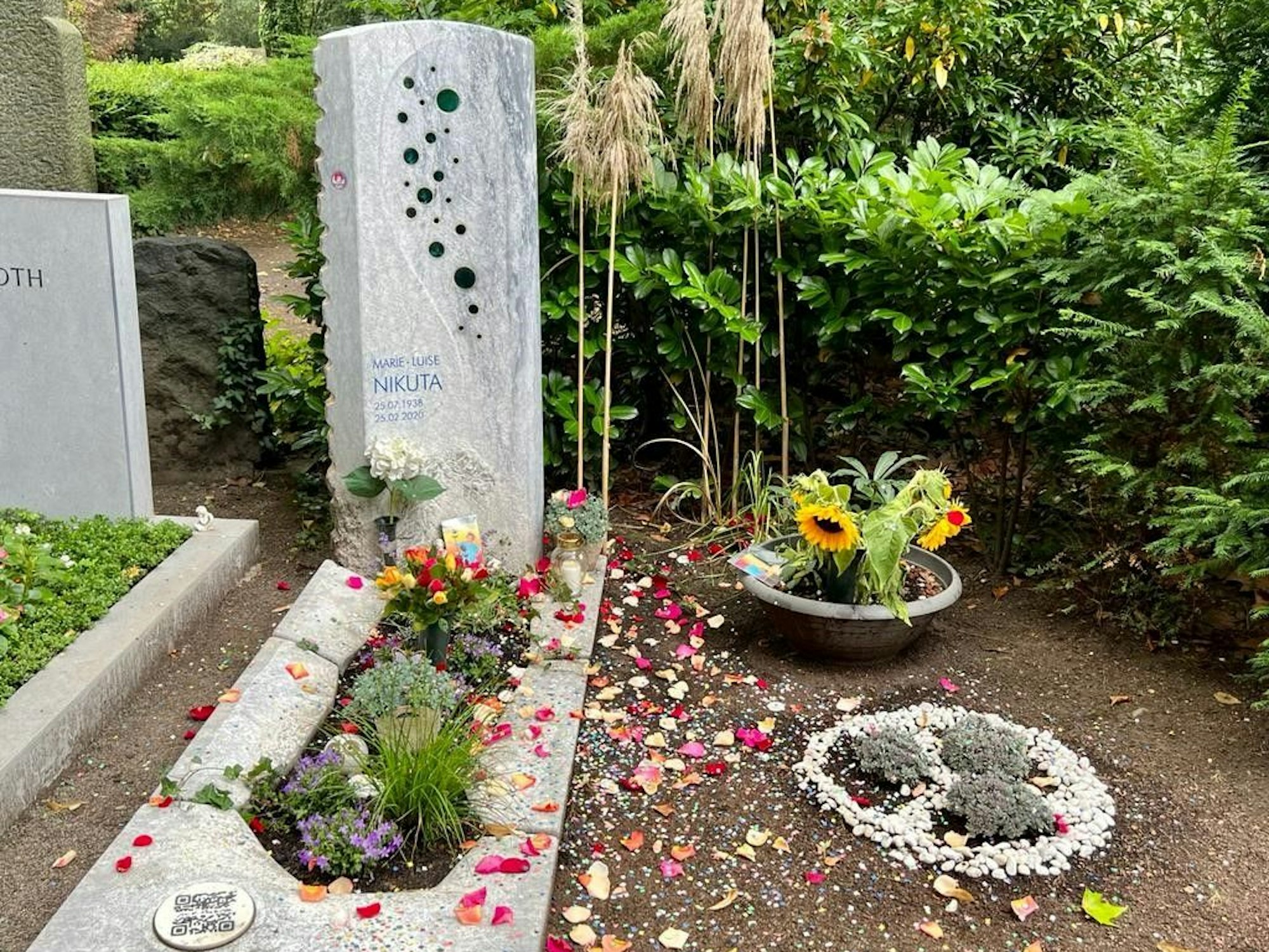 Das Grab von Marie-Luise Nikuta am 25. Juli 2022: Zu ihrem Geburtstag wurde es mit Rosenblättern und Konfetti bestreut.