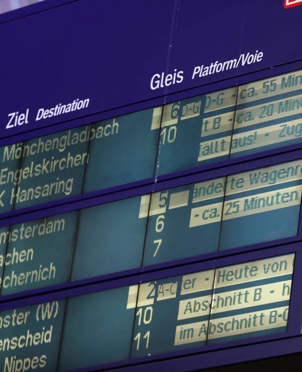 Eine Anzeigetafel am Kölner Hauptbahnhof, auf der zahlreiche Bahnausfälle aufgelistet sind.