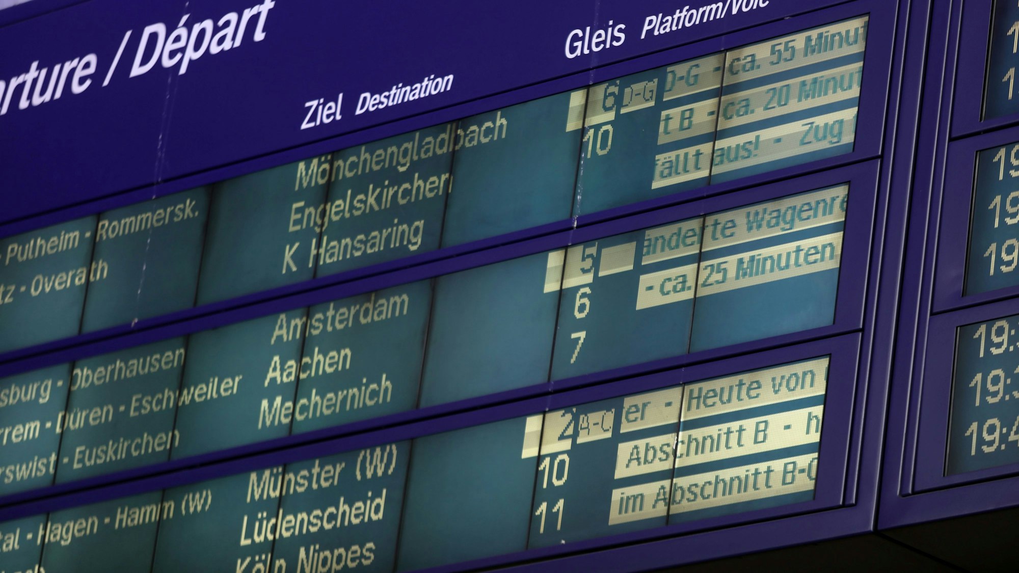 Eine Anzeigetafel am Kölner Hauptbahnhof, auf der zahlreiche Bahnausfälle aufgelistet sind.