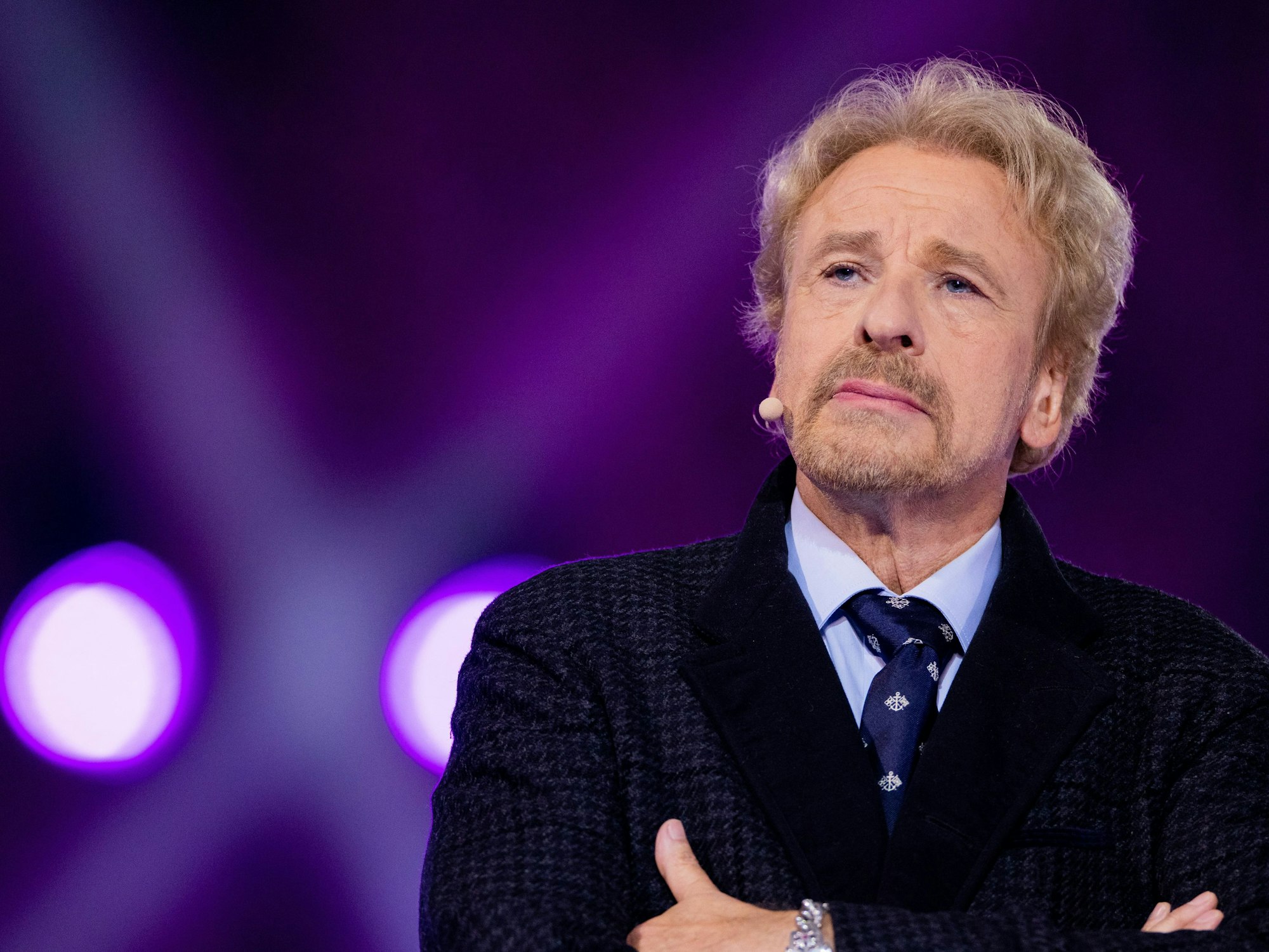 Thomas Gottschalk schaut in die Ferne.