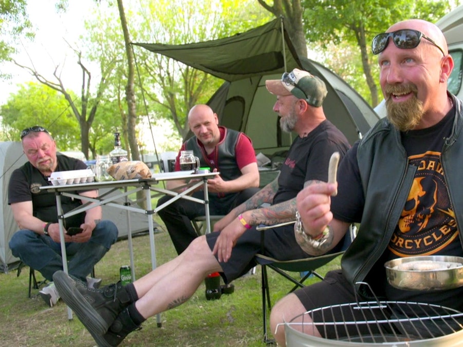 Eine vierköpfige Bikerclique reiste bei  „Bella Italia – Camping auf Deutsch“ in Italien an.