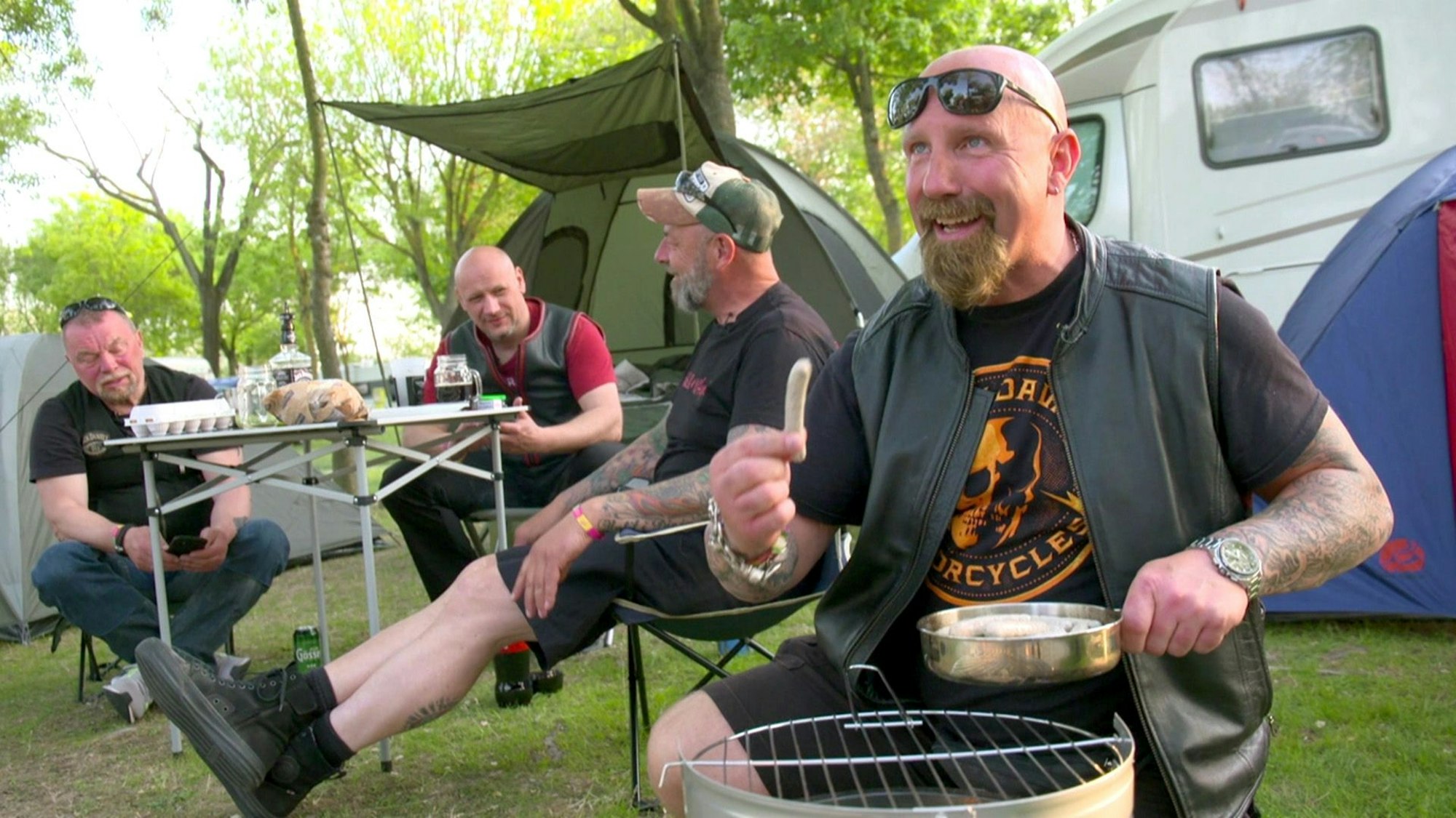 Eine vierköpfige Bikerclique reiste bei „Bella Italia – Camping auf Deutsch“ in Italien an.
