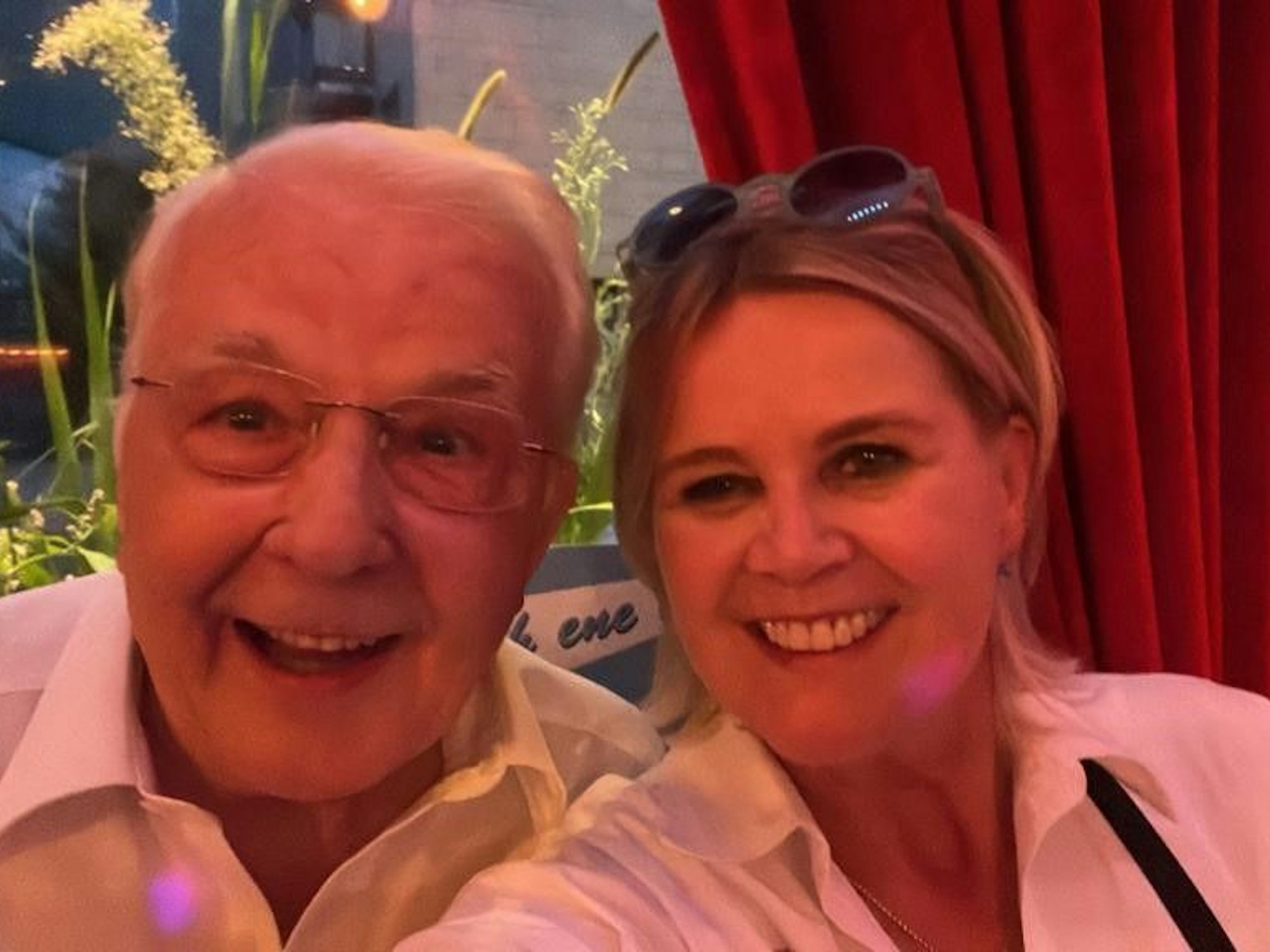 Lachende Kölnarena-Chef Eberhard Bauer-Hofner feiert gemeinsam mit Andrea Nikuta-Meerloo