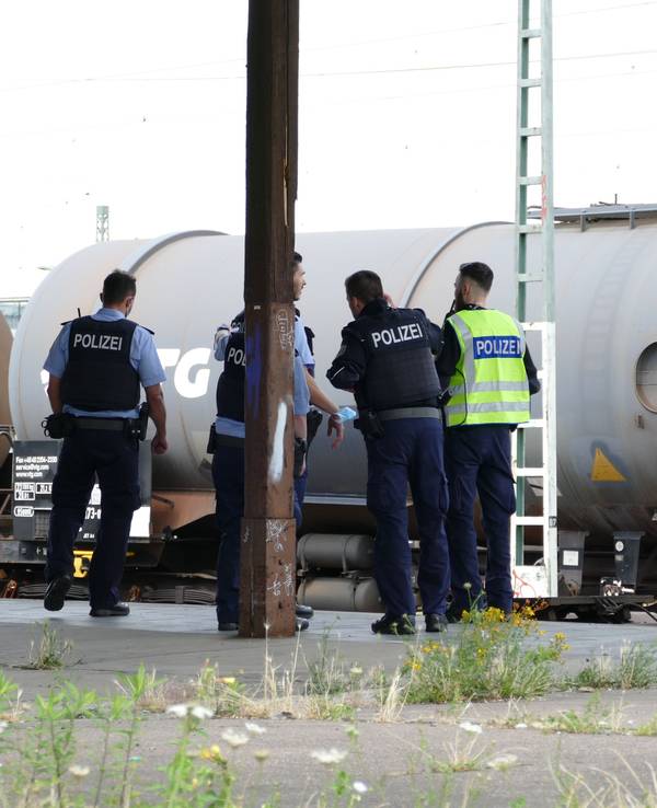 Polizisten stehen an den Gleisen in Troisdorf bei Köln. Ein Kind war auf einen abgestellten Zugwaggon geklettert und hatte einen Stromschlag erlitten. Einen ähnlichen Vorfall gab es jetzt in Düren.