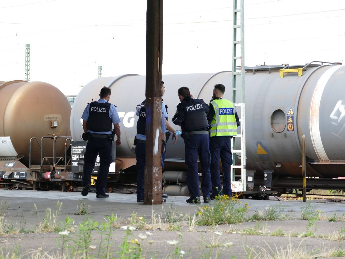 Polizisten stehen an den Gleisen in Troisdorf bei Köln. Ein Kind war auf einen abgestellten Zugwaggon geklettert und hatte einen Stromschlag erlitten. Einen ähnlichen Vorfall gab es jetzt in Düren.