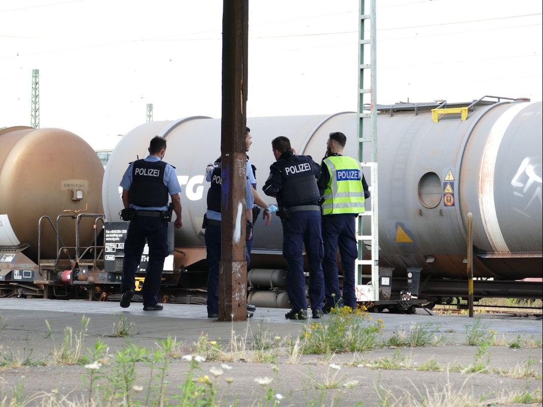 Polizisten stehen an den Gleisen in Troisdorf bei Köln. Ein Kind war auf einen abgestellten Zugwaggon geklettert und hatte einen Stromschlag erlitten. Einen ähnlichen Vorfall gab es jetzt in Düren.