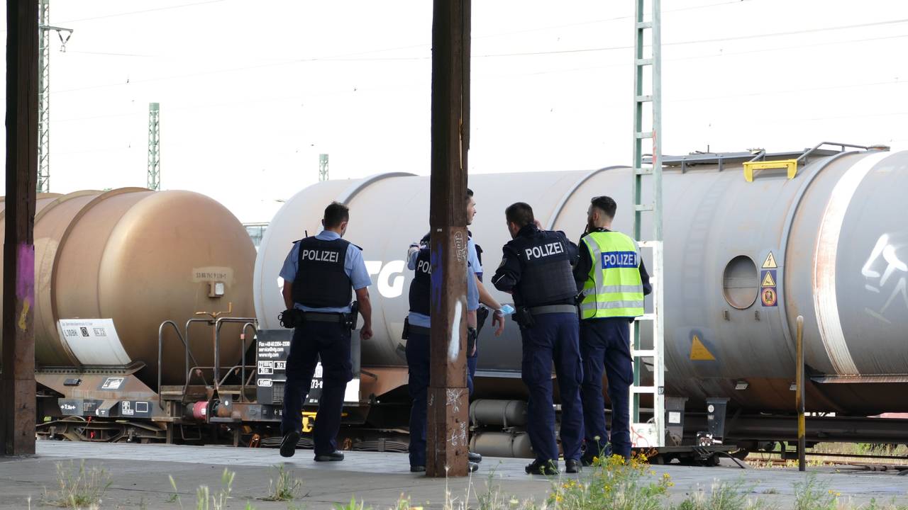 Polizisten stehen an den Gleisen in Troisdorf bei Köln. Ein Kind war auf einen abgestellten Zugwaggon geklettert und hatte einen Stromschlag erlitten. Einen ähnlichen Vorfall gab es jetzt in Düren.