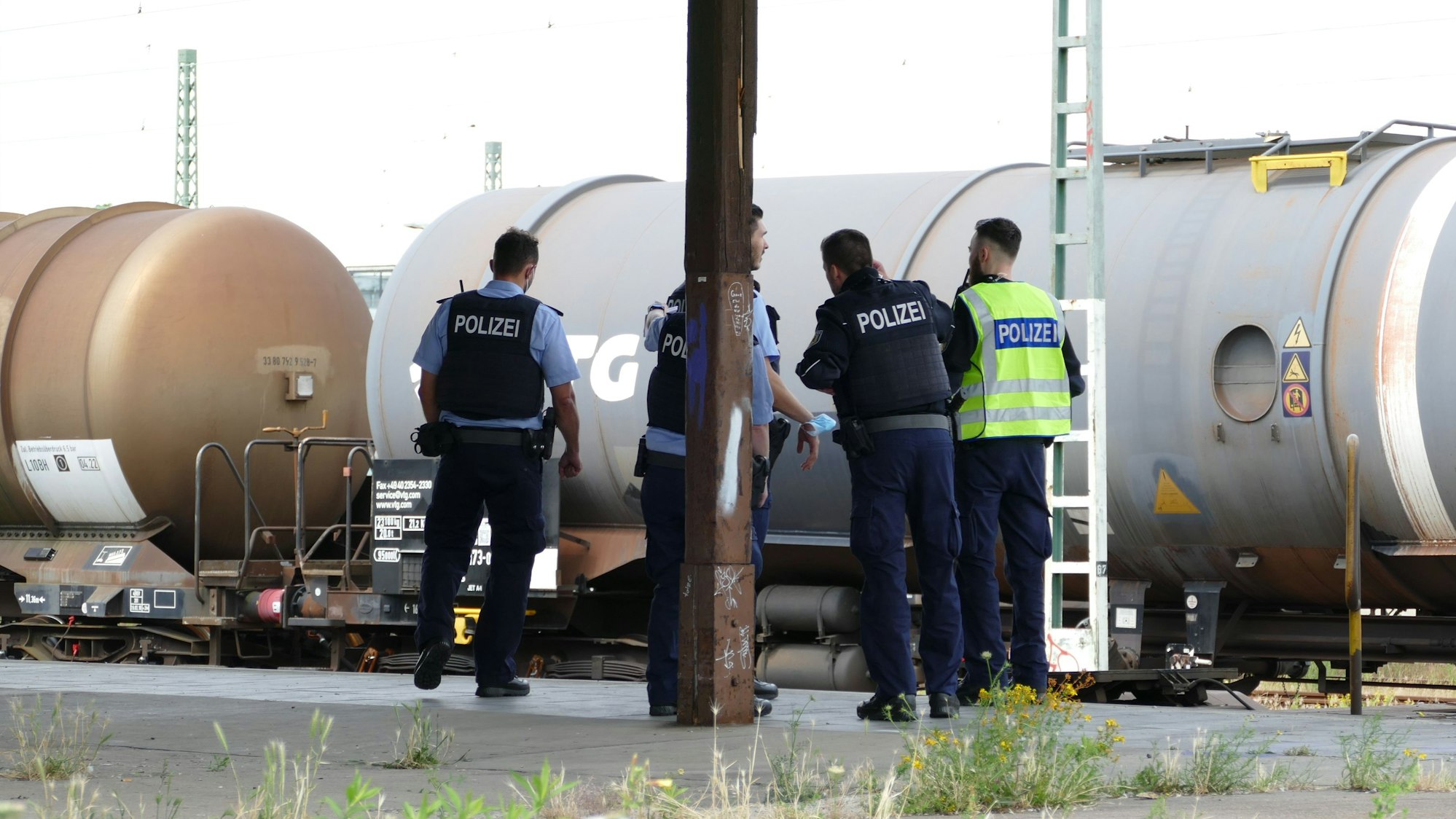 Polizisten stehen an den Gleisen in Troisdorf bei Köln. Ein Kind war auf einen abgestellten Zugwaggon geklettert und hatte einen Stromschlag erlitten. Einen ähnlichen Vorfall gab es jetzt in Düren.