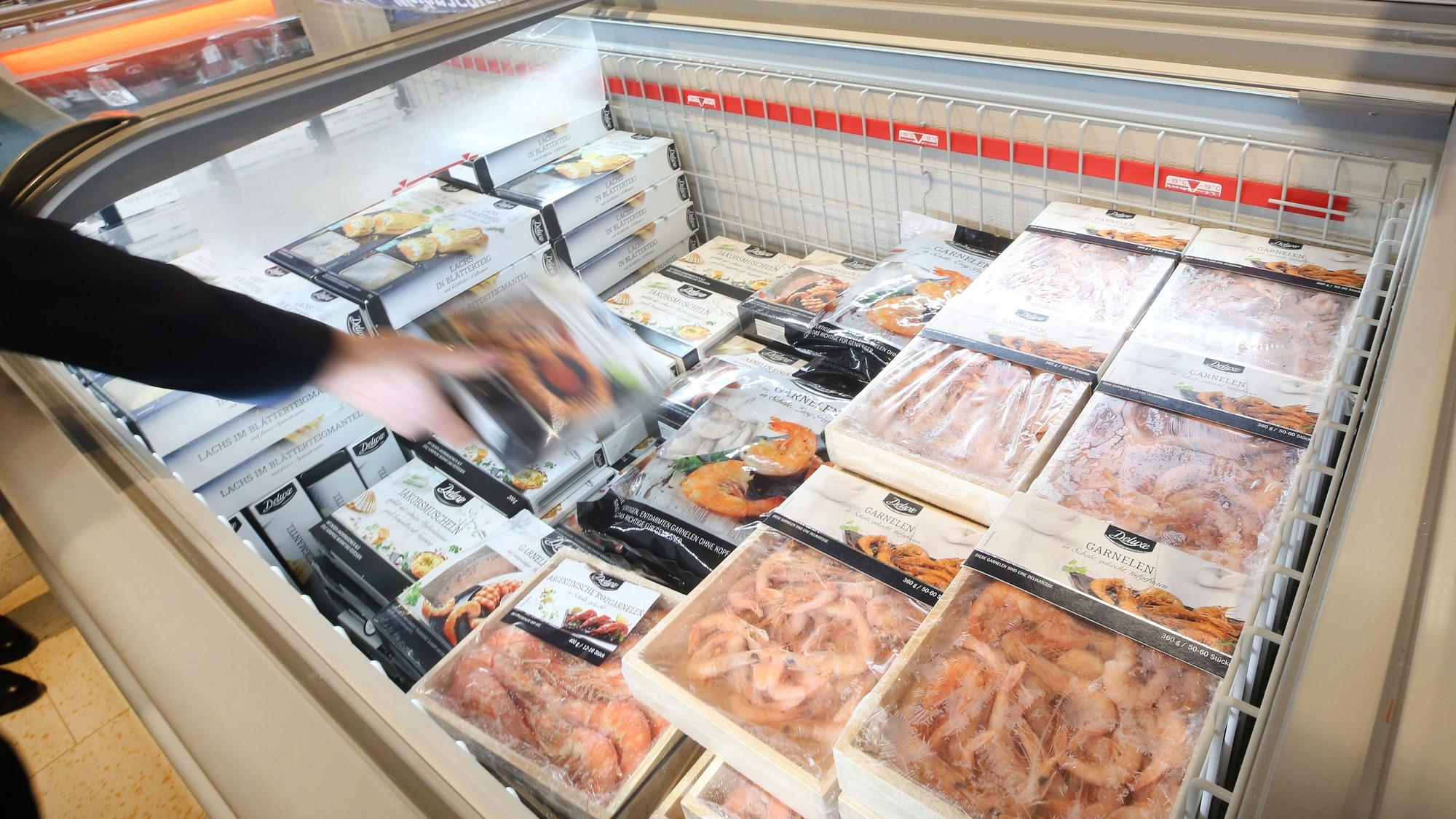 Das spanische Lidl-Prospekt sorgt bei Twitter für einige Lacher, dort wird die „Deutsche Woche“ angeboten. Unser Archivbild zeigt eine Tiefkühltheke bei Lidl in Ratingen.