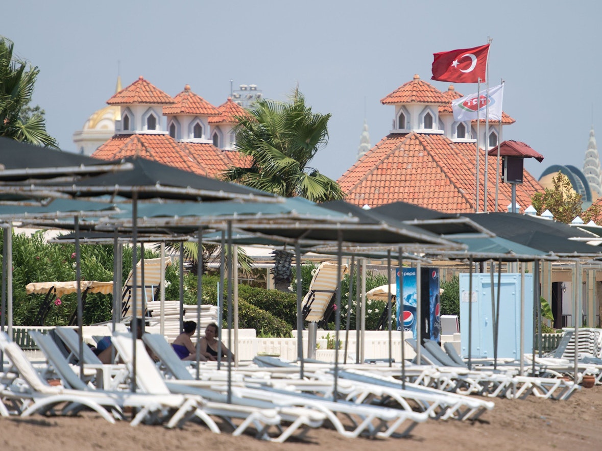 So hat sich ein Familienvater seinen Urlaub in Antalya vorgestellt: Luxus-Hotel, Strand, Sonne. Stattdessen aber ist er einem Betrug aufgesessen – und erlebte einen wahren Horror.