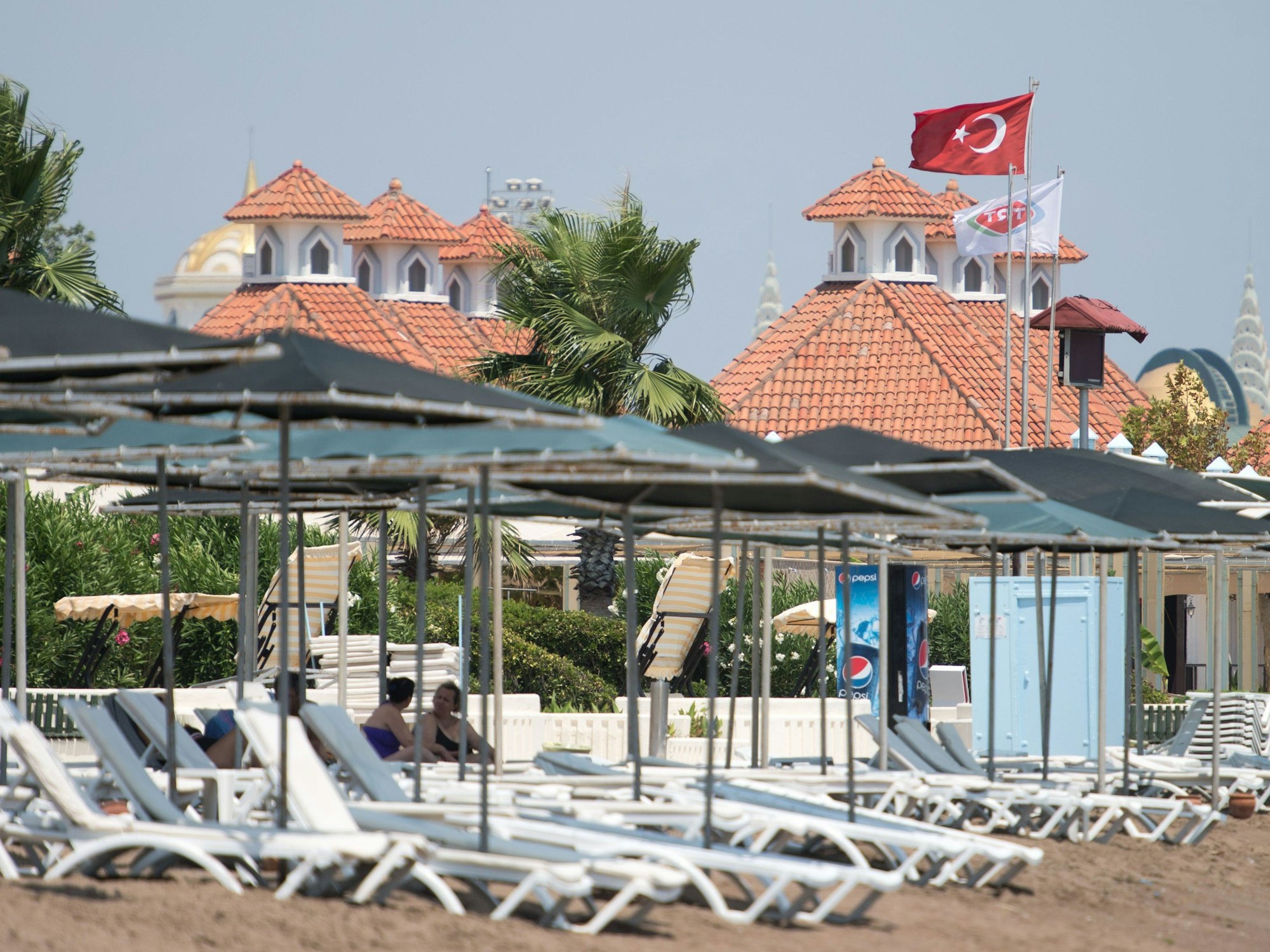So hat sich ein Familienvater seinen Urlaub in Antalya vorgestellt: Luxus-Hotel, Strand, Sonne. Stattdessen aber ist er einem Betrug aufgesessen – und erlebte einen wahren Horror.