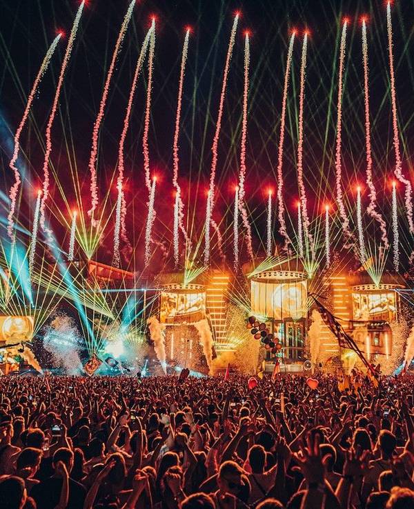 Feuerwerk beim Parookaville-Festival 2022