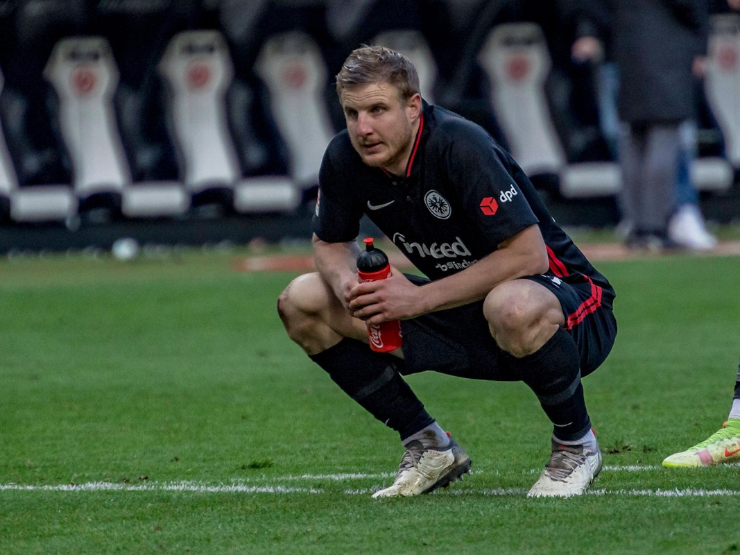 Martin Hinteregger ist niedergeschlagen nach der Partie gegen den SC Freiburg.