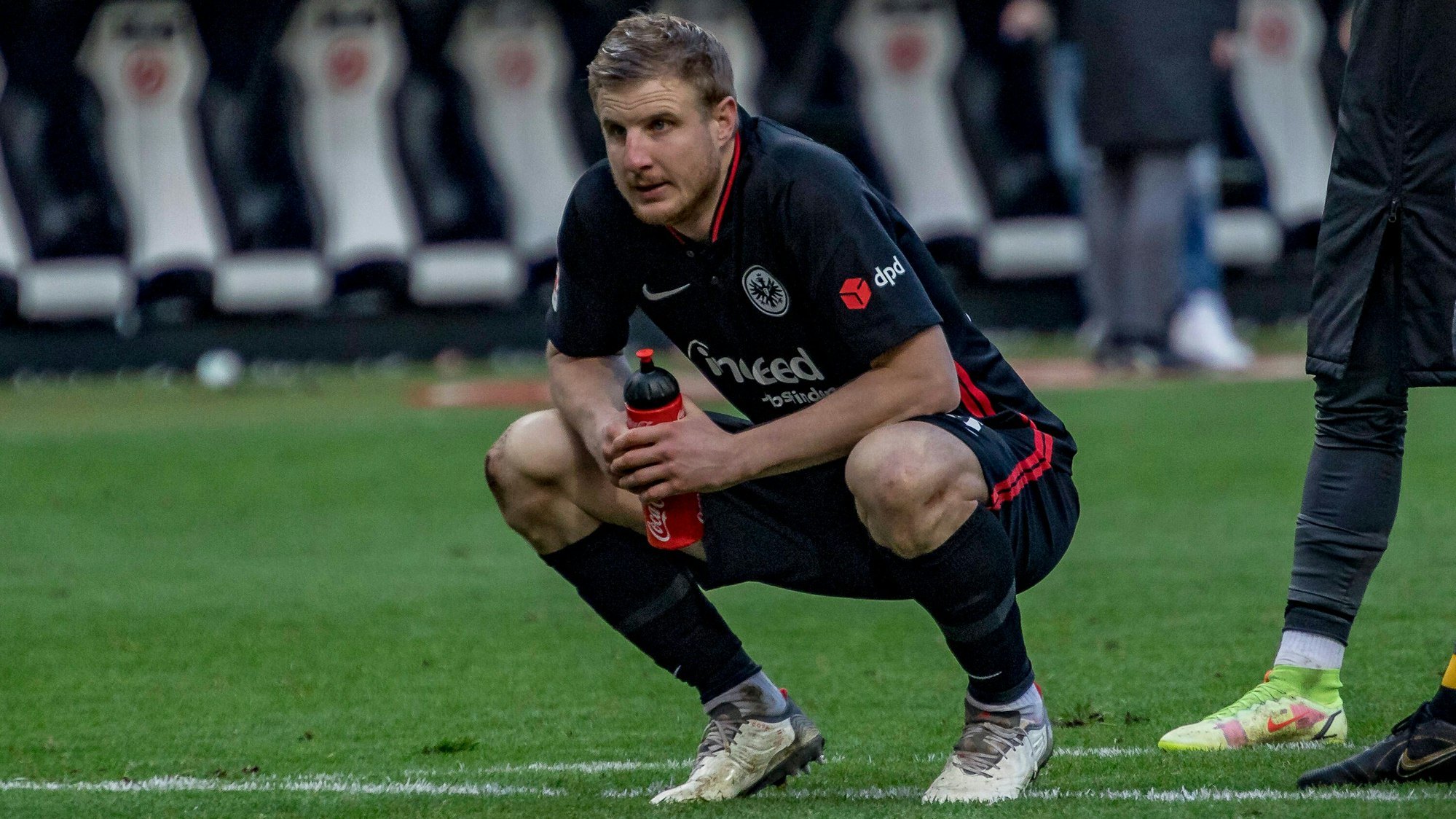 Martin Hinteregger ist niedergeschlagen nach der Partie gegen den SC Freiburg.