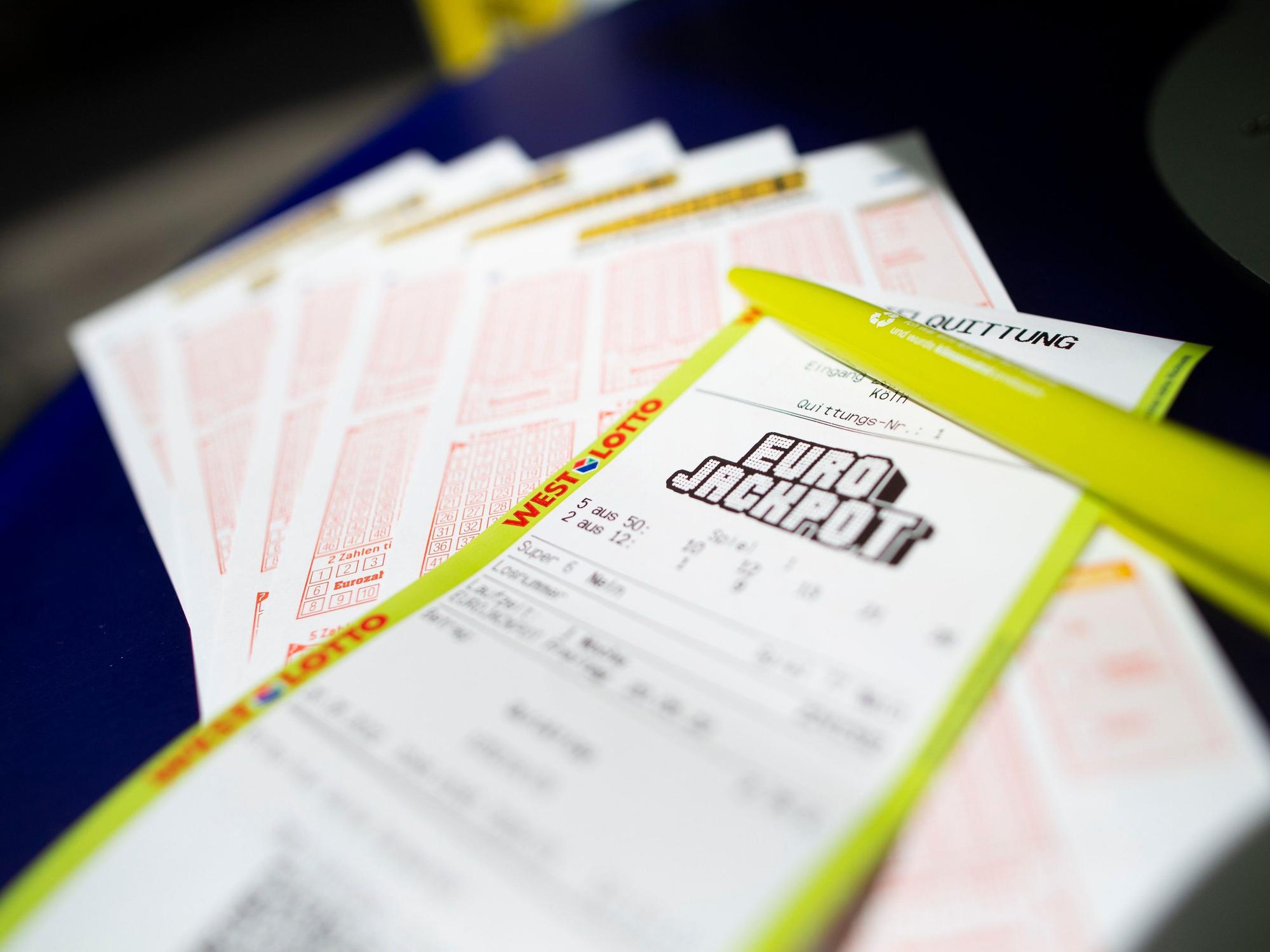 Lottoscheine mit der Aufschrift „Euro Jackpot“ liegen in einer Lotto-Annahmestelle.