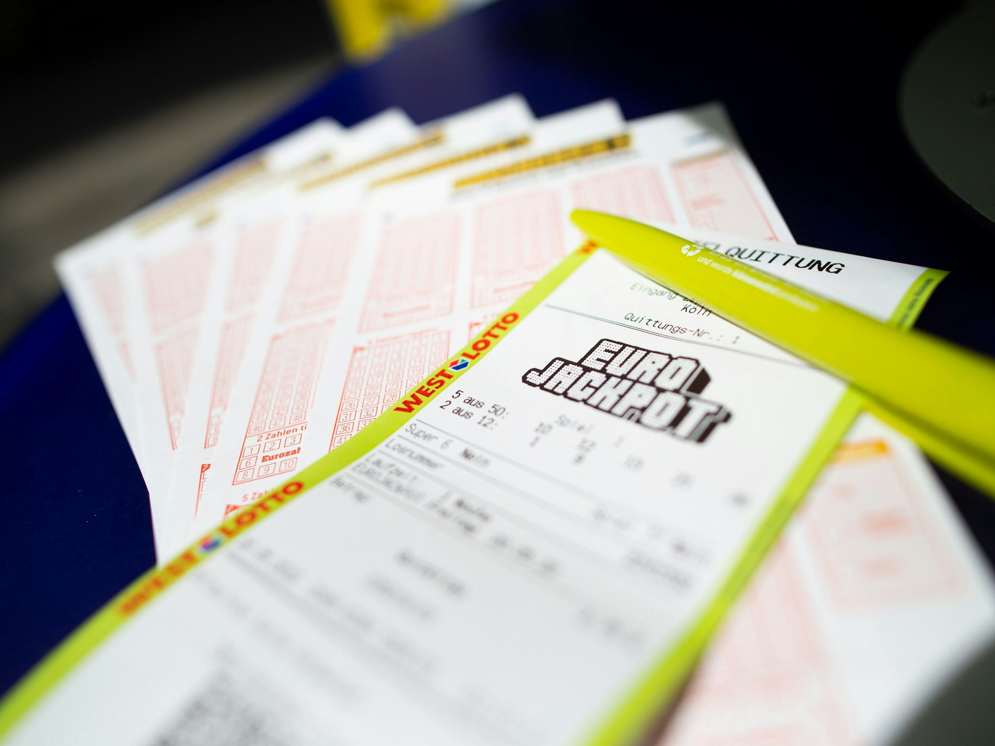 Lottoscheine mit der Aufschrift „Euro Jackpot“ liegen in einer Lotto-Annahmestelle.