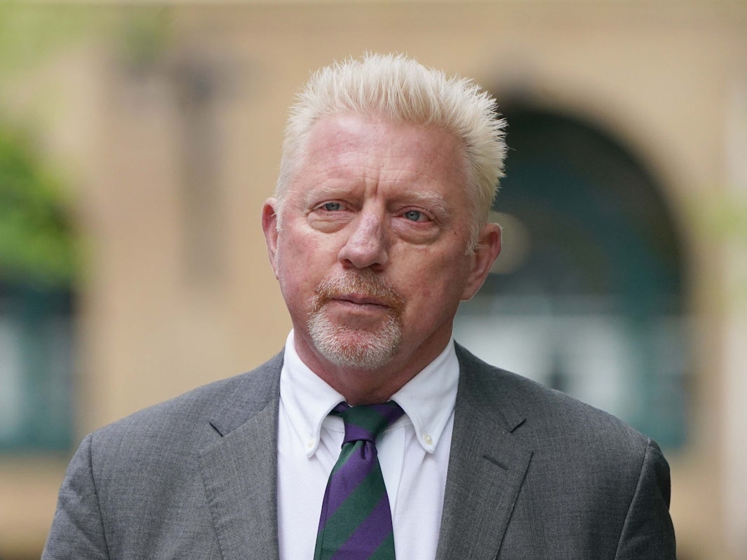 Das Foto zeigt den ehemaligen Tennis-Profi Boris Becker im Anzug vor einem Gebäude.