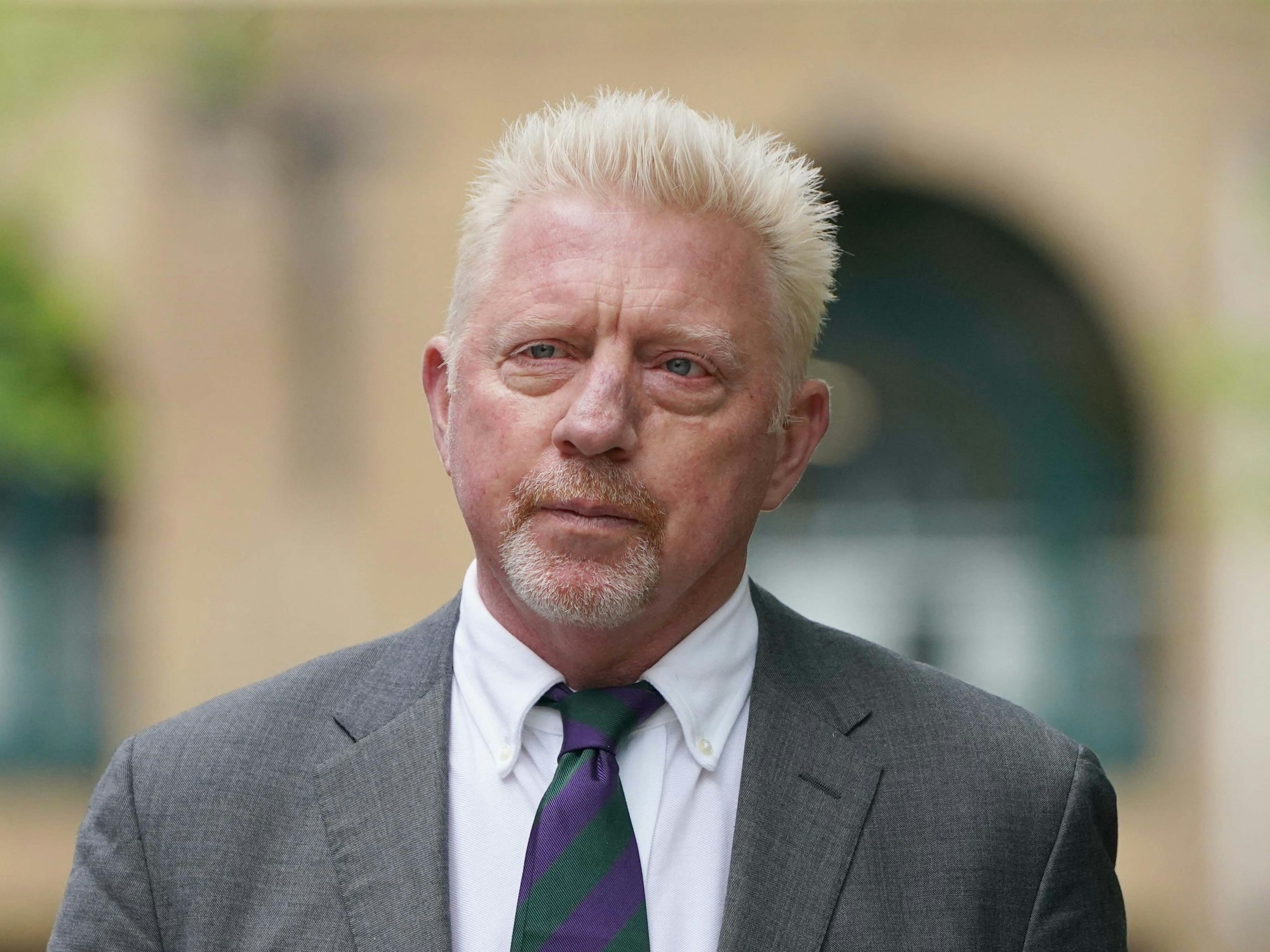 Boris Becker schaut ernst in die Ferne.