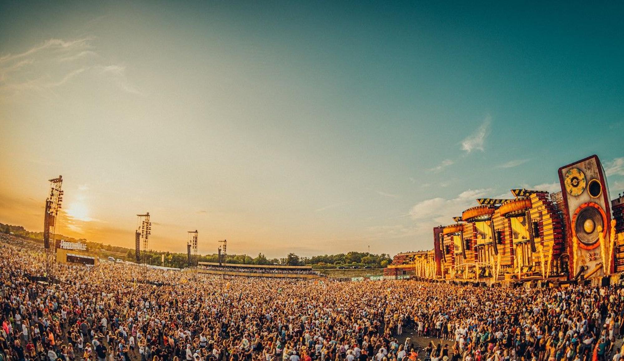 Feiernde Menge beim Parookaville 2022