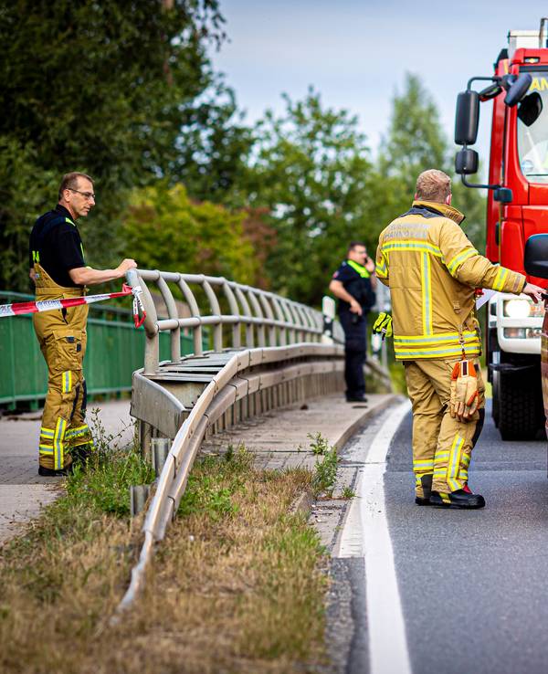 Das Foto zeigt Einsatzkräfte und Einsatzfahrzeuge der Feuerwehr.