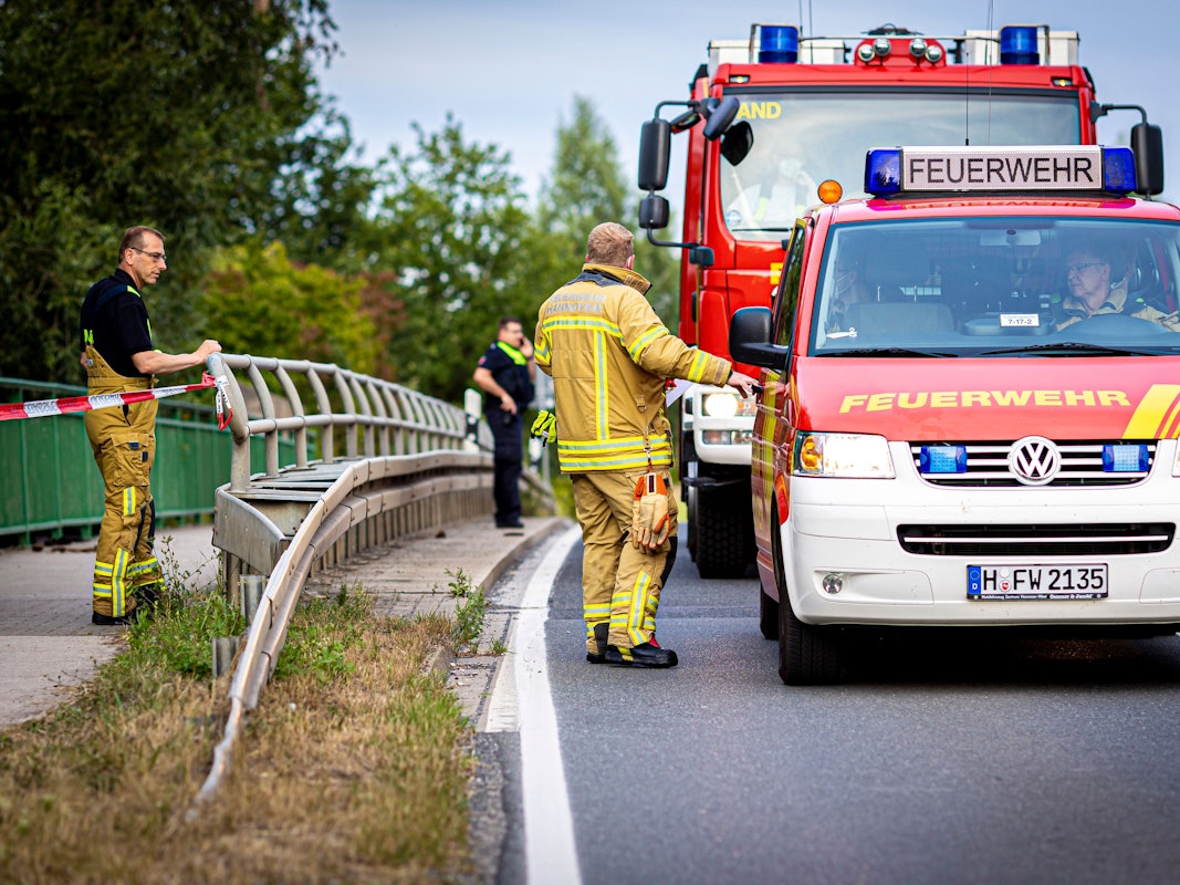 Das Foto zeigt Einsatzkräfte und Einsatzfahrzeuge der Feuerwehr.