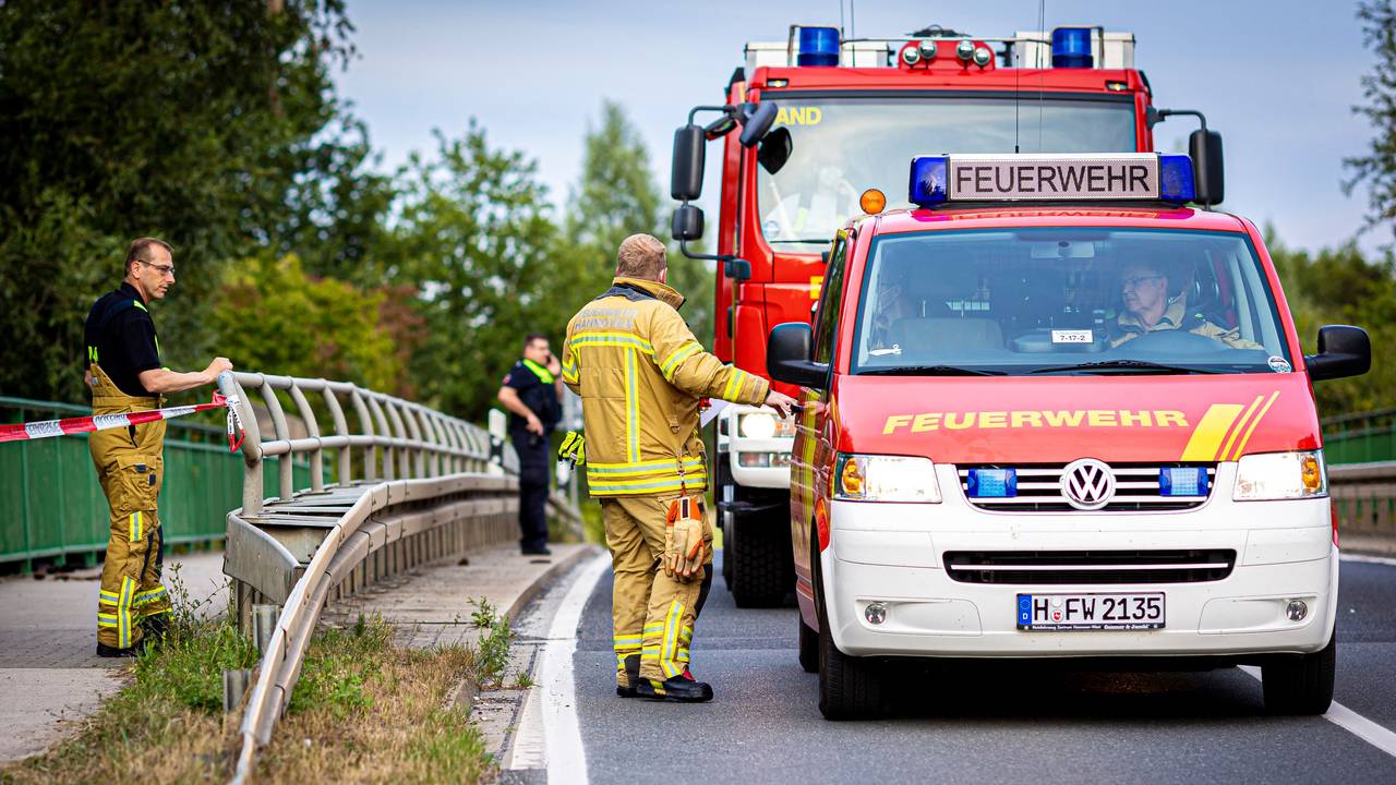 Das Foto zeigt Einsatzkräfte und Einsatzfahrzeuge der Feuerwehr.