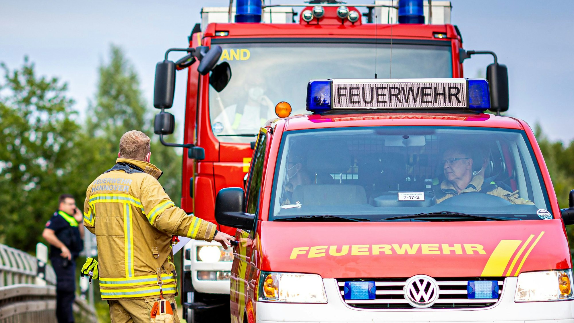 Das Foto zeigt Einsatzkräfte und Einsatzfahrzeuge der Feuerwehr.