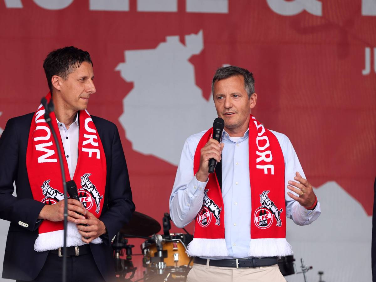 Die Geschäftsführer des 1. FC Köln, Christian Keller (l.) und Philipp Türoff, bei der Saisoneröffnung auf den Stadionvorwiesen am 23. Juli 2022