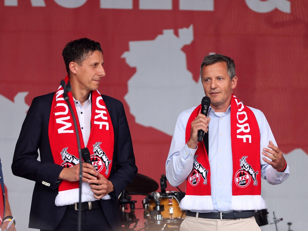 Die Geschäftsführer des 1. FC Köln, Christian Keller (l.) und Philipp Türoff, bei der Saisoneröffnung auf den Stadionvorwiesen am 23. Juli 2022