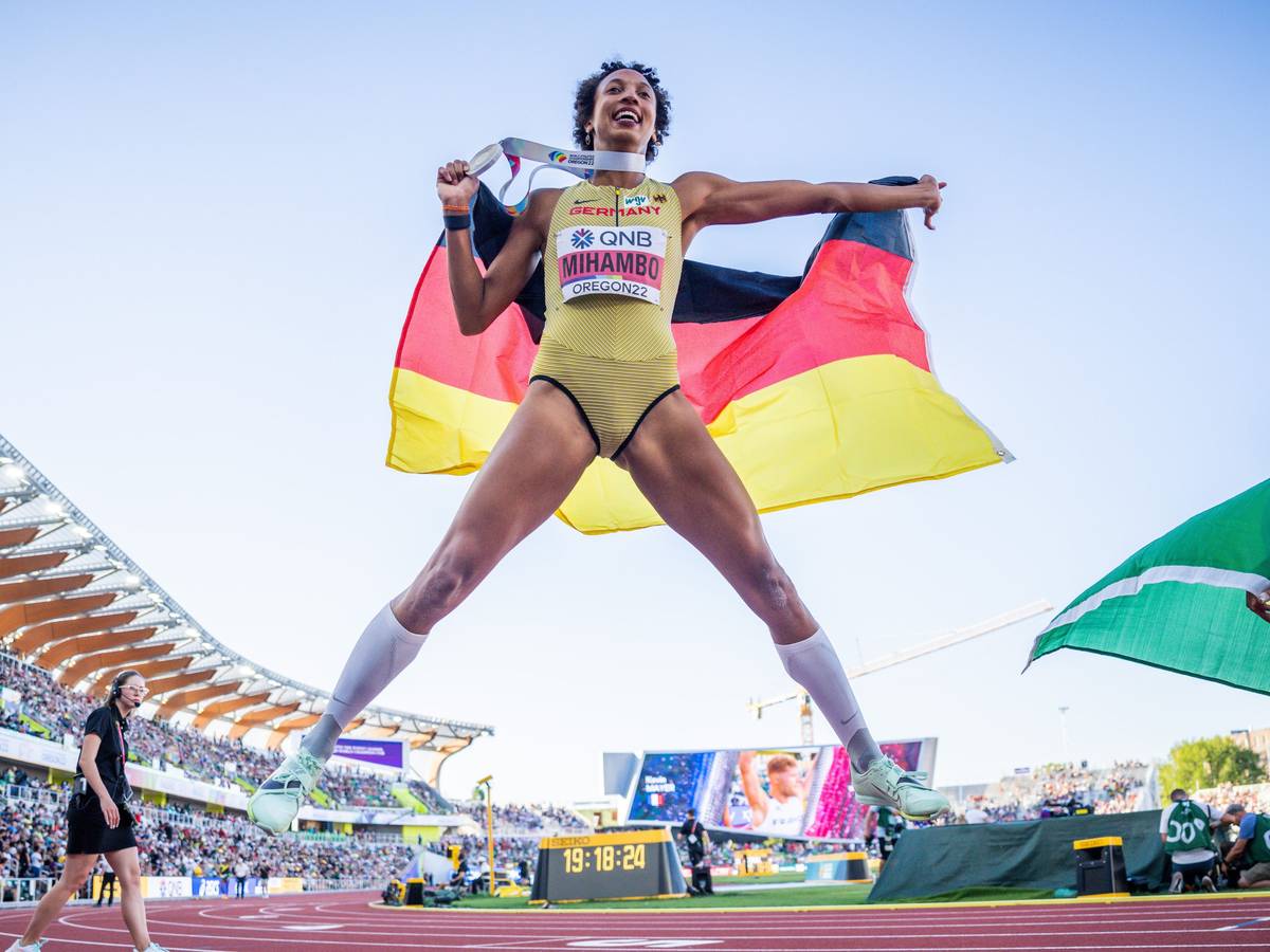 Malaika Mihambo jubelt nach ihrem Sieg bei der Leichtathletik-WM in Eugene mit der Goldmedaille. Die Titelverteidigerin gewann am 24. Juli 2022 erneut im Weitsprung.