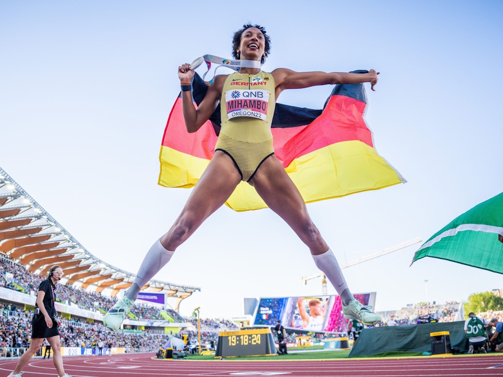 Malaika Mihambo jubelt nach ihrem Sieg bei der Leichtathletik-WM in Eugene mit der Goldmedaille. Die Titelverteidigerin gewann am 24. Juli 2022 erneut im Weitsprung.