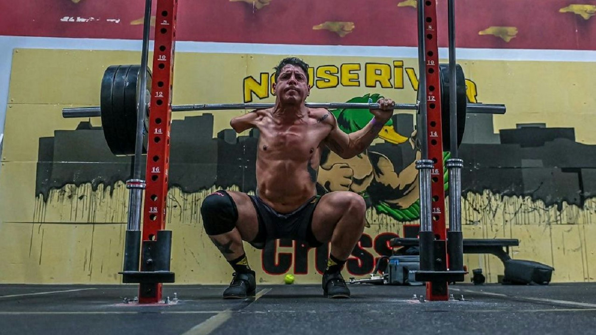 Victor Assaf stemmt eine Hantel