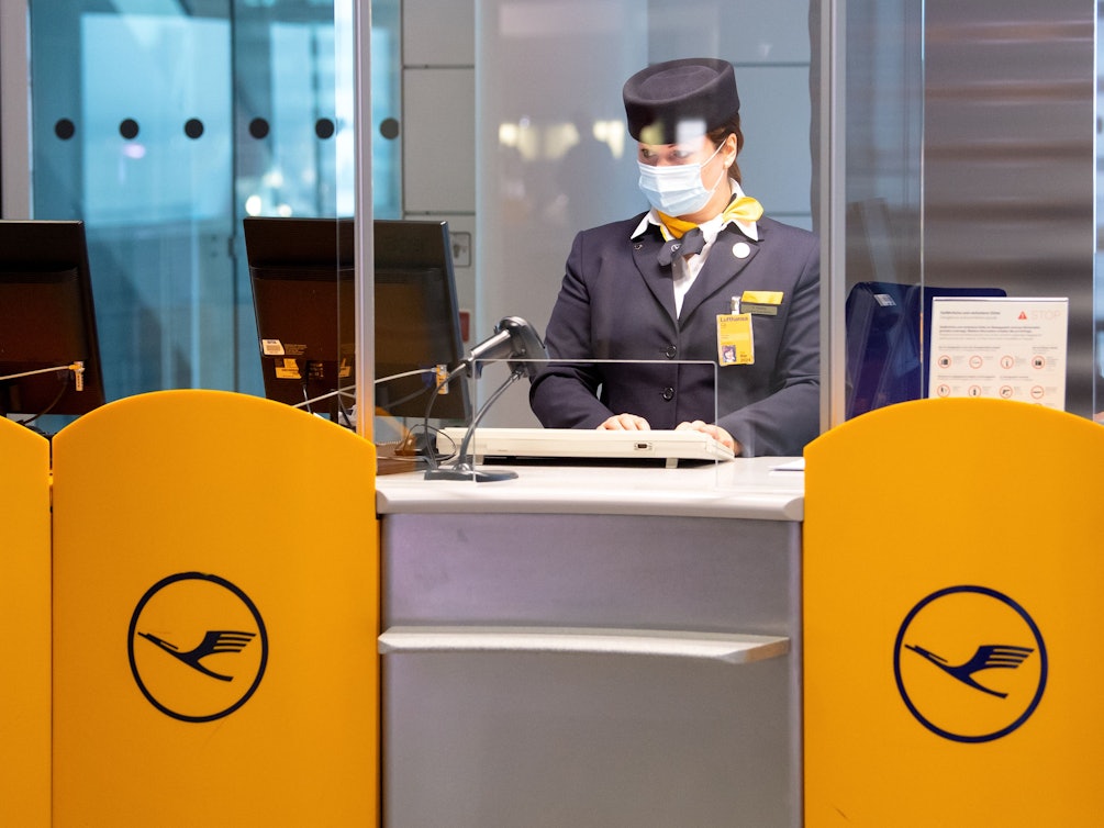 Verdi ruft das Lufthansa-Bodenpersonal zu einem eintägigen Warnstreik auf. Eine Mitarbeiterin von Lufthansa bereitet an einem Gate am Flughafen München das Boarding für einen Flug vor.
