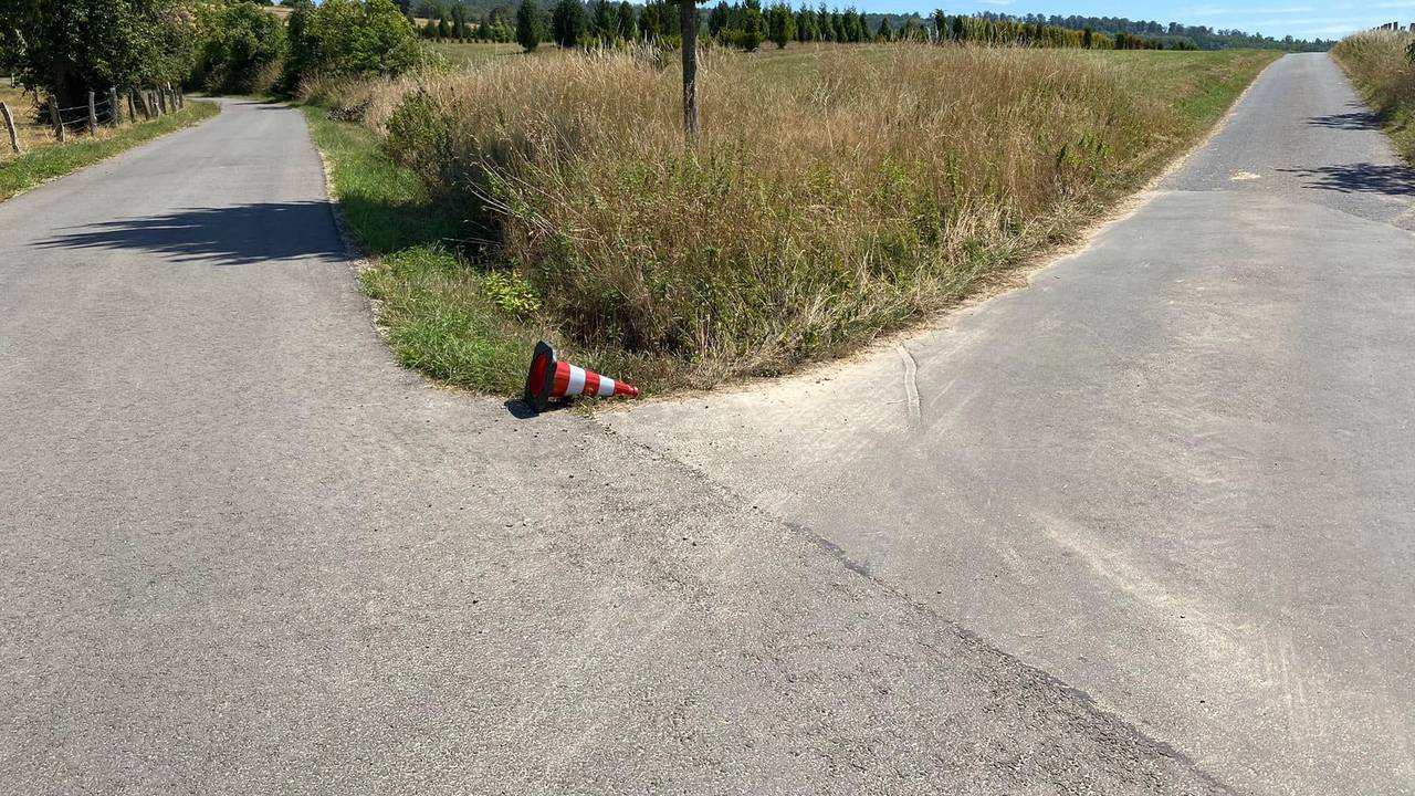 Eine Pylone liegt an einem Weg und soll der Feuerwehr die Richtung weisen.