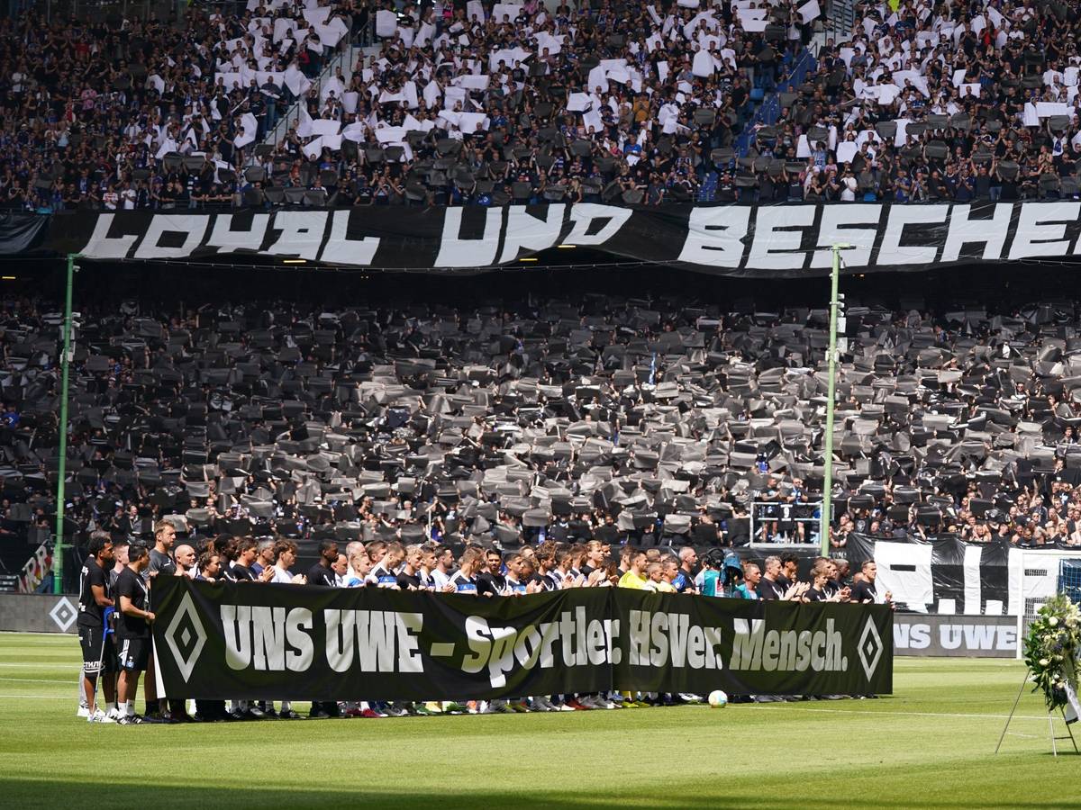 Fußballer und Fans halten bei der stilvollen Abschieds-Zeremonie für Uwe Seeler beim HSV-Heimspiel gegen Hansa Rostock Banner und Plakate hoch.