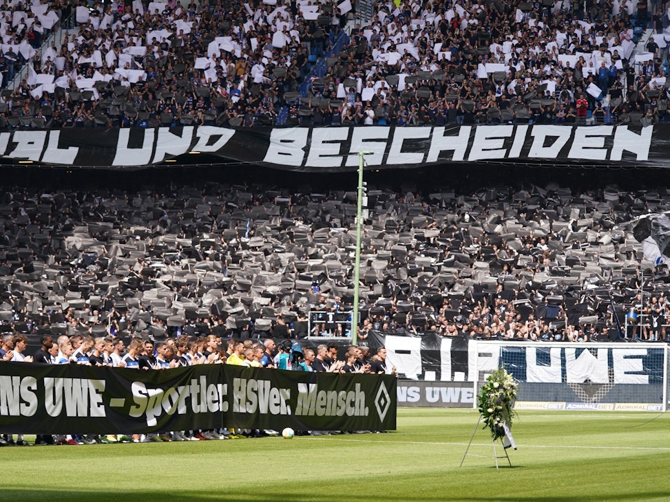 Fußballer und Fans halten bei der stilvollen Abschieds-Zeremonie für Uwe Seeler beim HSV-Heimspiel gegen Hansa Rostock Banner und Plakate hoch.