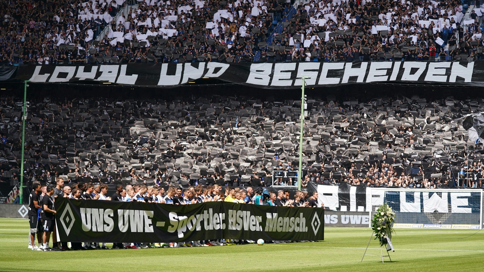 Fußballer und Fans halten bei der stilvollen Abschieds-Zeremonie für Uwe Seeler beim HSV-Heimspiel gegen Hansa Rostock Banner und Plakate hoch.