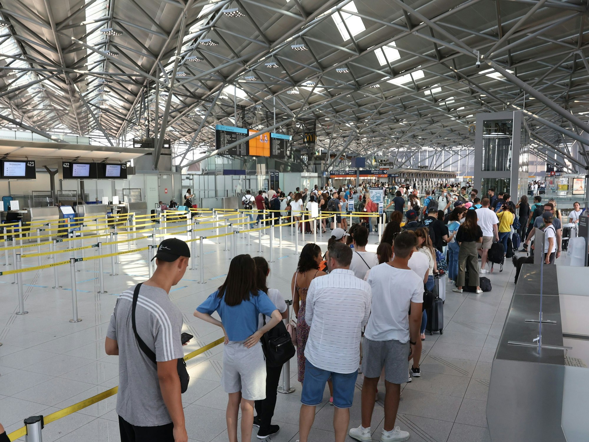 Eine lange Schlange am Flughafen Köln/Bonn.