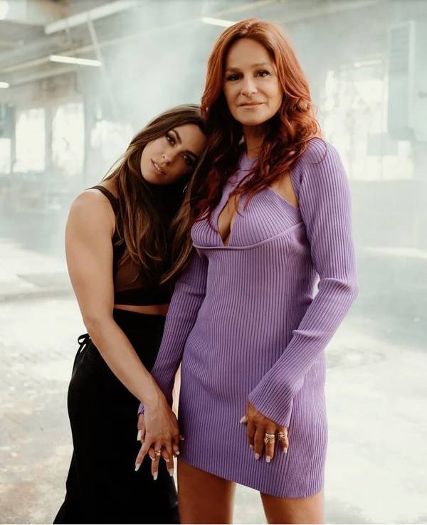 Vanessa Mai und Andrea Berg posieren für den Fotografen.