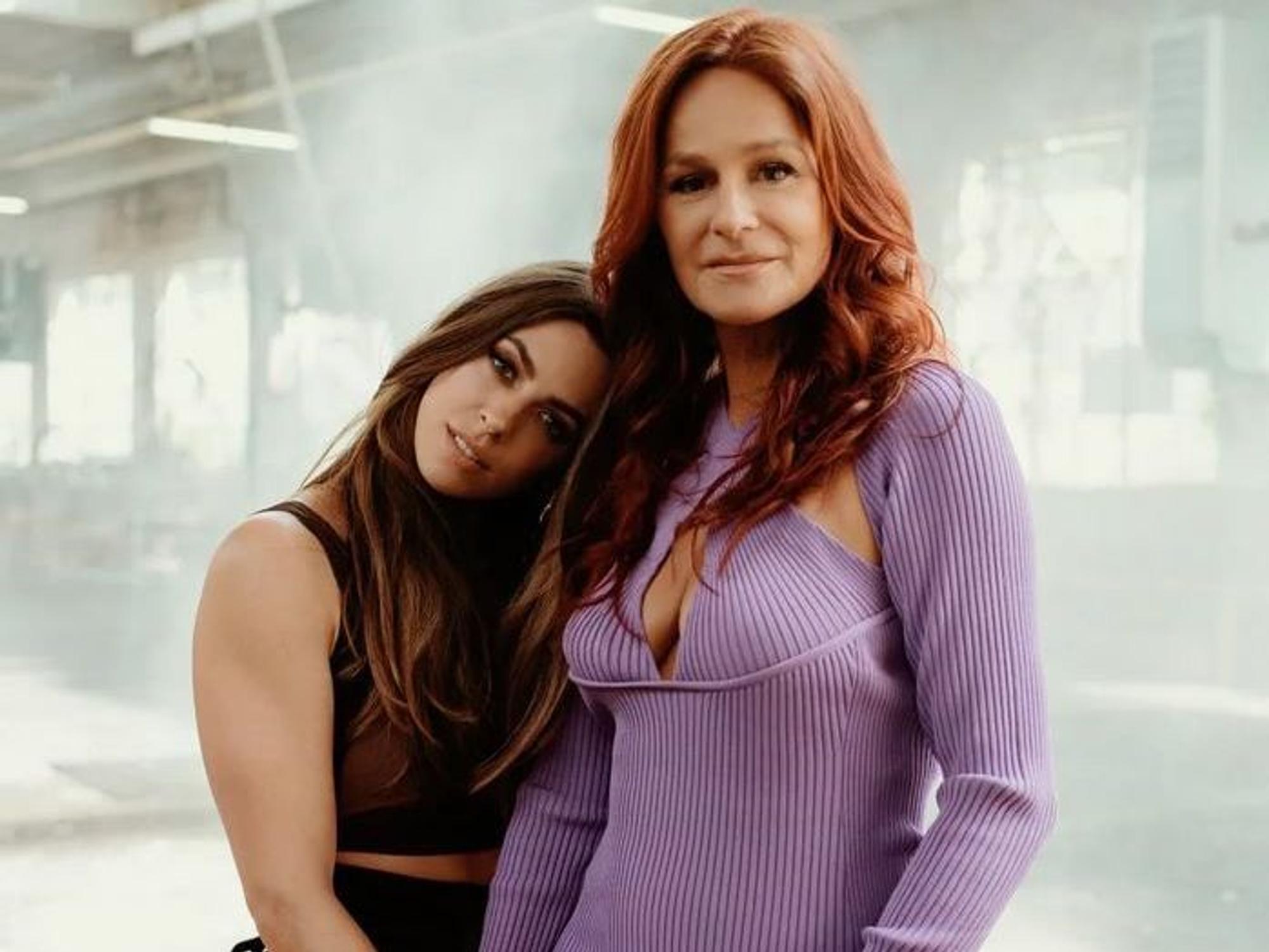 Vanessa Mai und Andrea Berg posieren für den Fotografen.