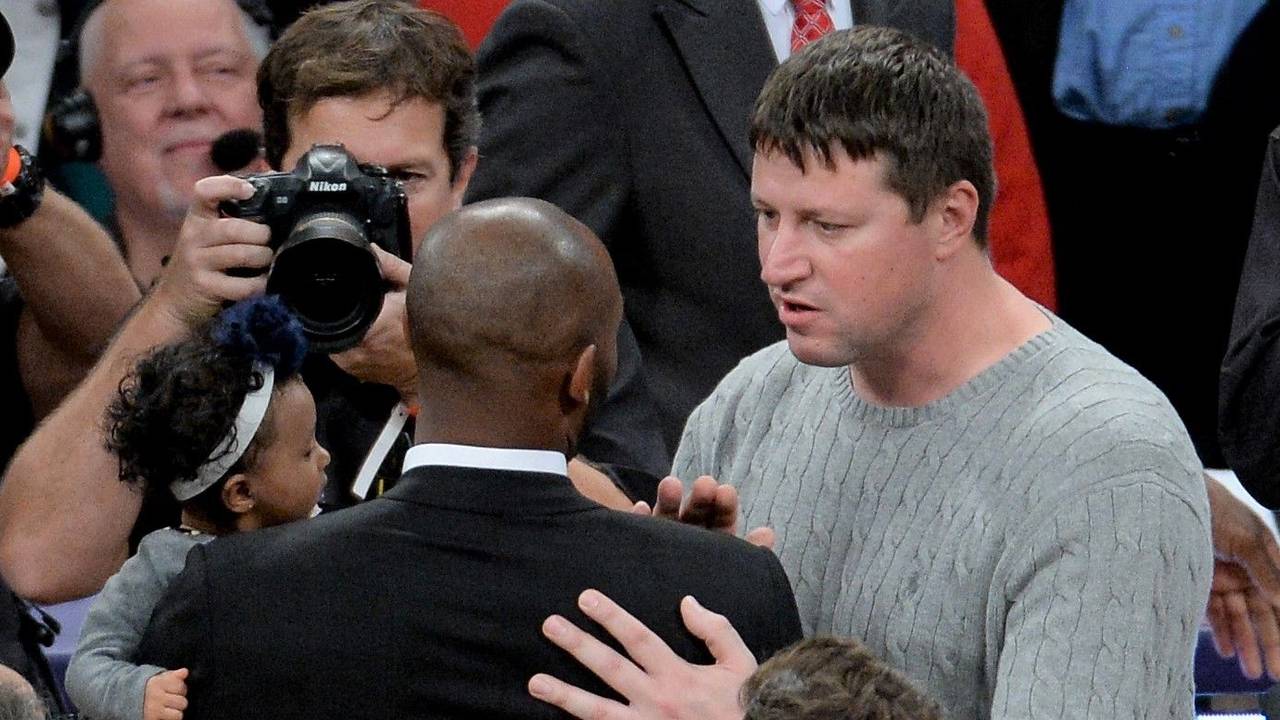 Der frühere ukrainische NBA-Star Slawa Medwedenko umarmt seinen inzwischen verstorbenen Ex-Kollegen Kobe Bryant