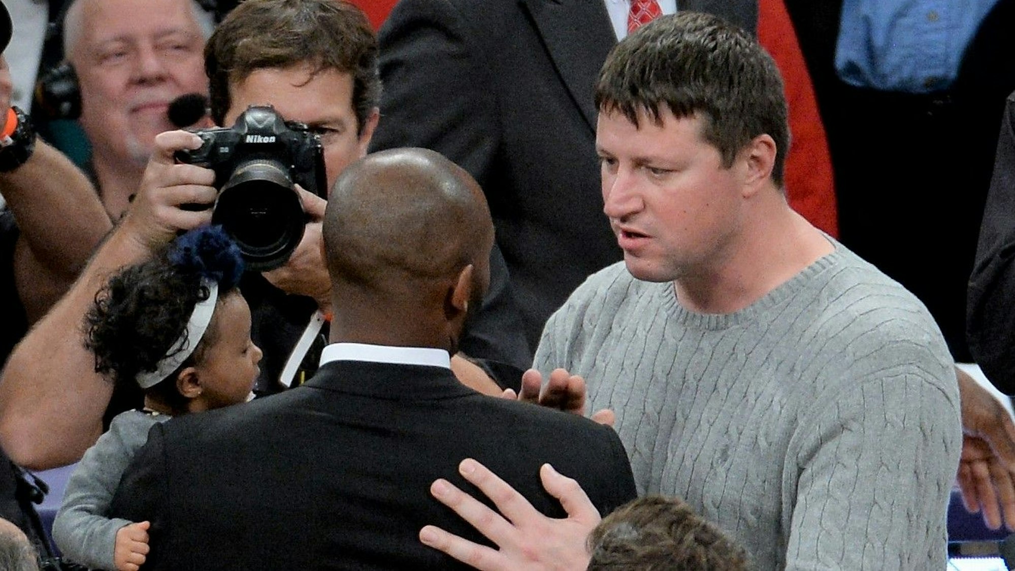 Der frühere ukrainische NBA-Star Slawa Medwedenko umarmt seinen inzwischen verstorbenen Ex-Kollegen Kobe Bryant