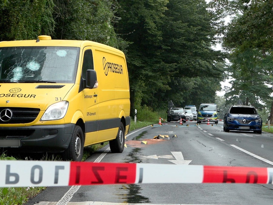 Ein Geldtransporter steht nach einem Überfall am Straßenrand. Mehrere Maskierte haben in Köln einen Geldtransporter überfallen und beschossen.