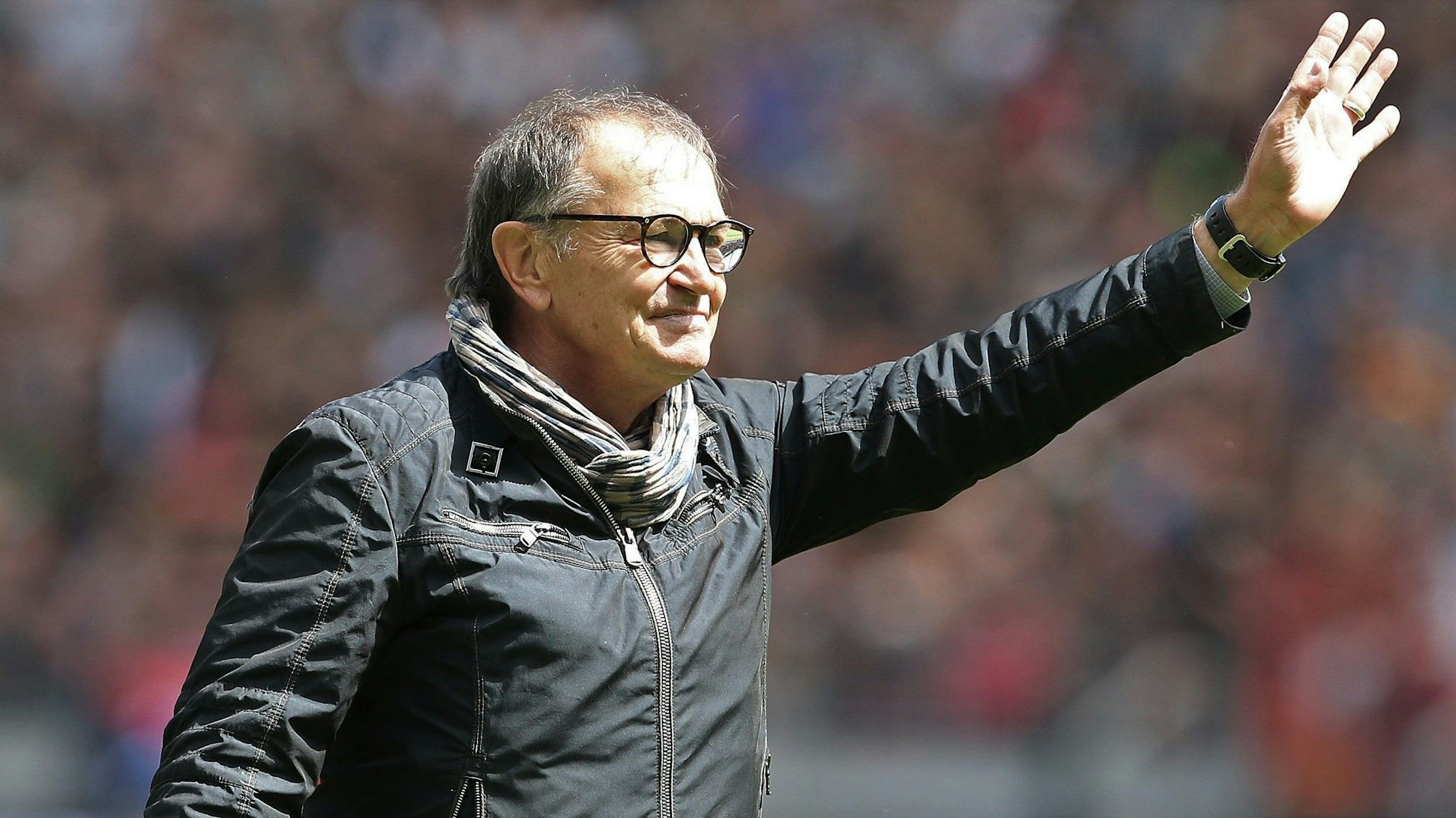 Ewald Lienen winkt auf einer Ehrenrunde bei seinem Abschied vom FC St. Pauli.